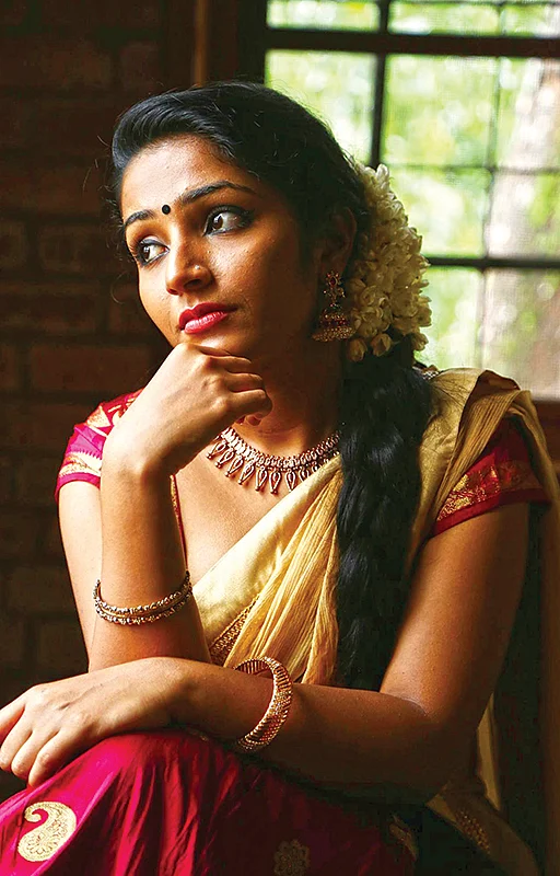 சினிமா விகடன் : கடவுளின் தேசத்தில் கலக்கும் சேச்சிகள்!