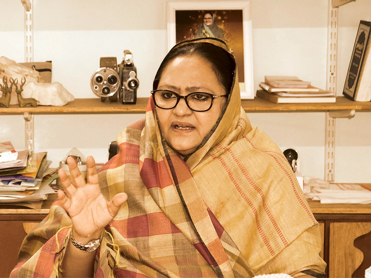 “எளிமையாக இருந்தால்தான் அரசியல் செய்ய முடியுமா?”