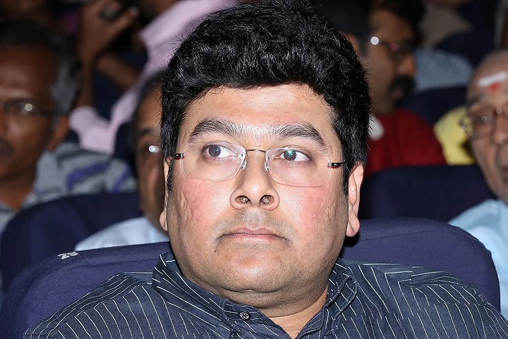 மிஸ்டர் கழுகு: பழைய புகார்... புதுச்சிக்கல்! - சபரீசனைக் குறிவைக்கும் டெல்லி