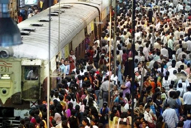கூட்டத்தில் தவழ்ந்து வரும் ரயில்