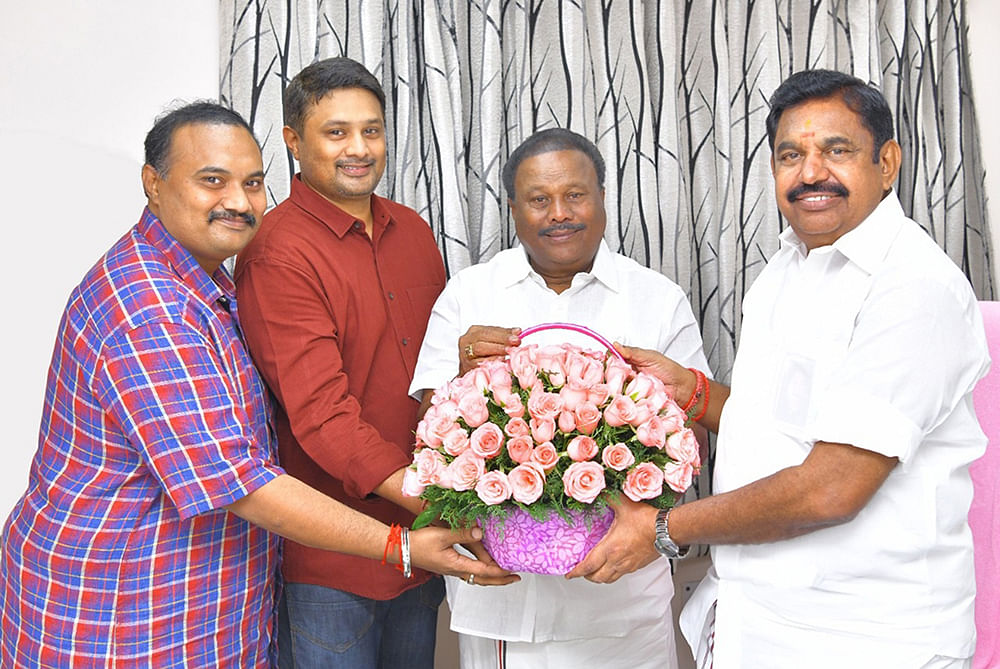 முதல்வருடன் சீனிவாசன், மகன்கள் பிரபு, சதீஷ்