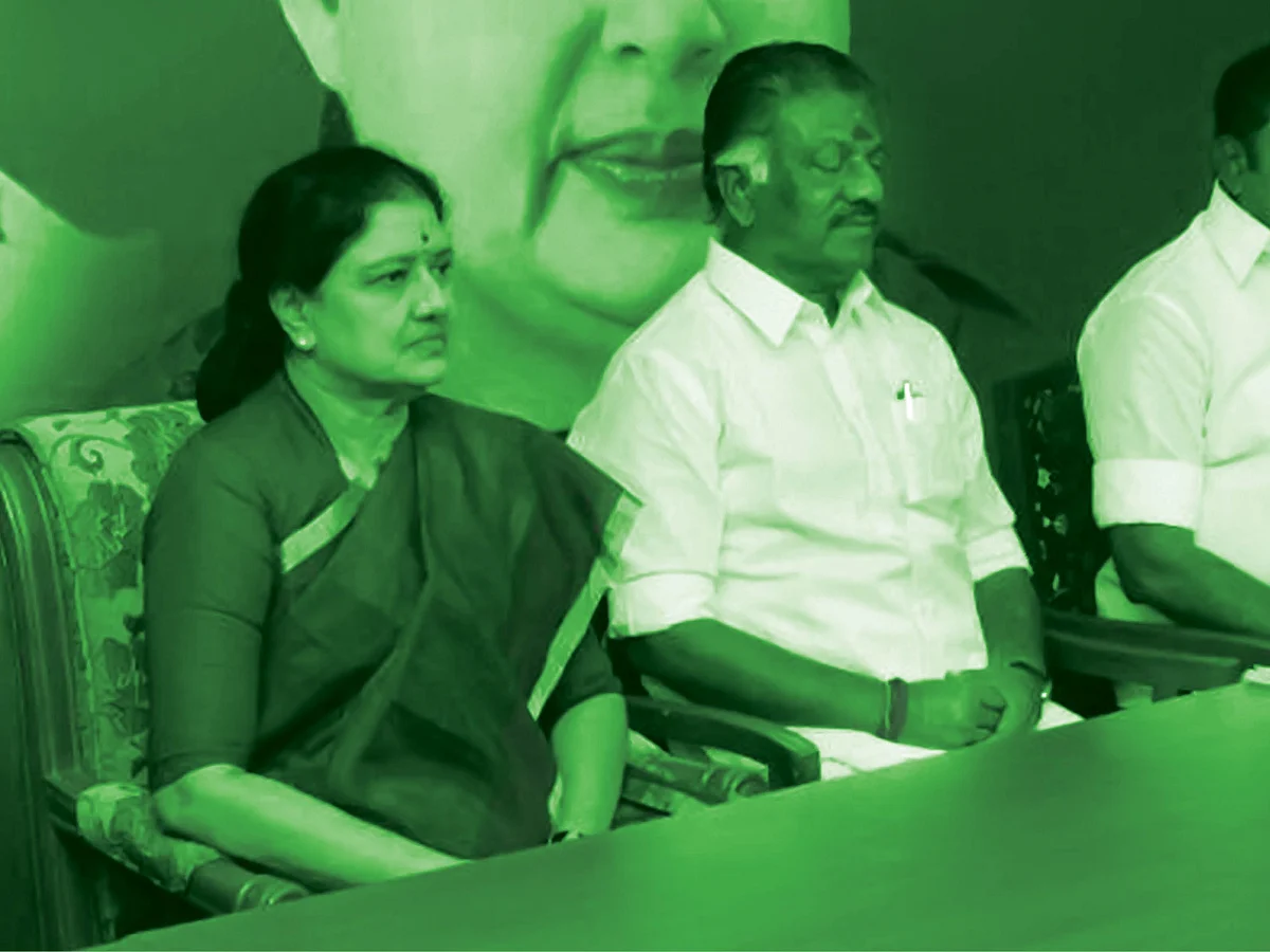 `சிம்மாசனத்தில் அமரவைத்த சின்னம்மா... இதுதான் விசுவாசமா?!’ -இணைப்புக்கு `நமது எம்.ஜி.ஆர்’ அச்சாரம்?