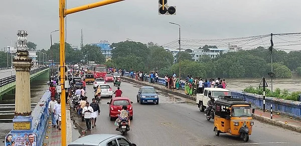 சுற்றுலா மையம்போல் ஆற்றைப் பார்வையிட வரும் கூட்டம்