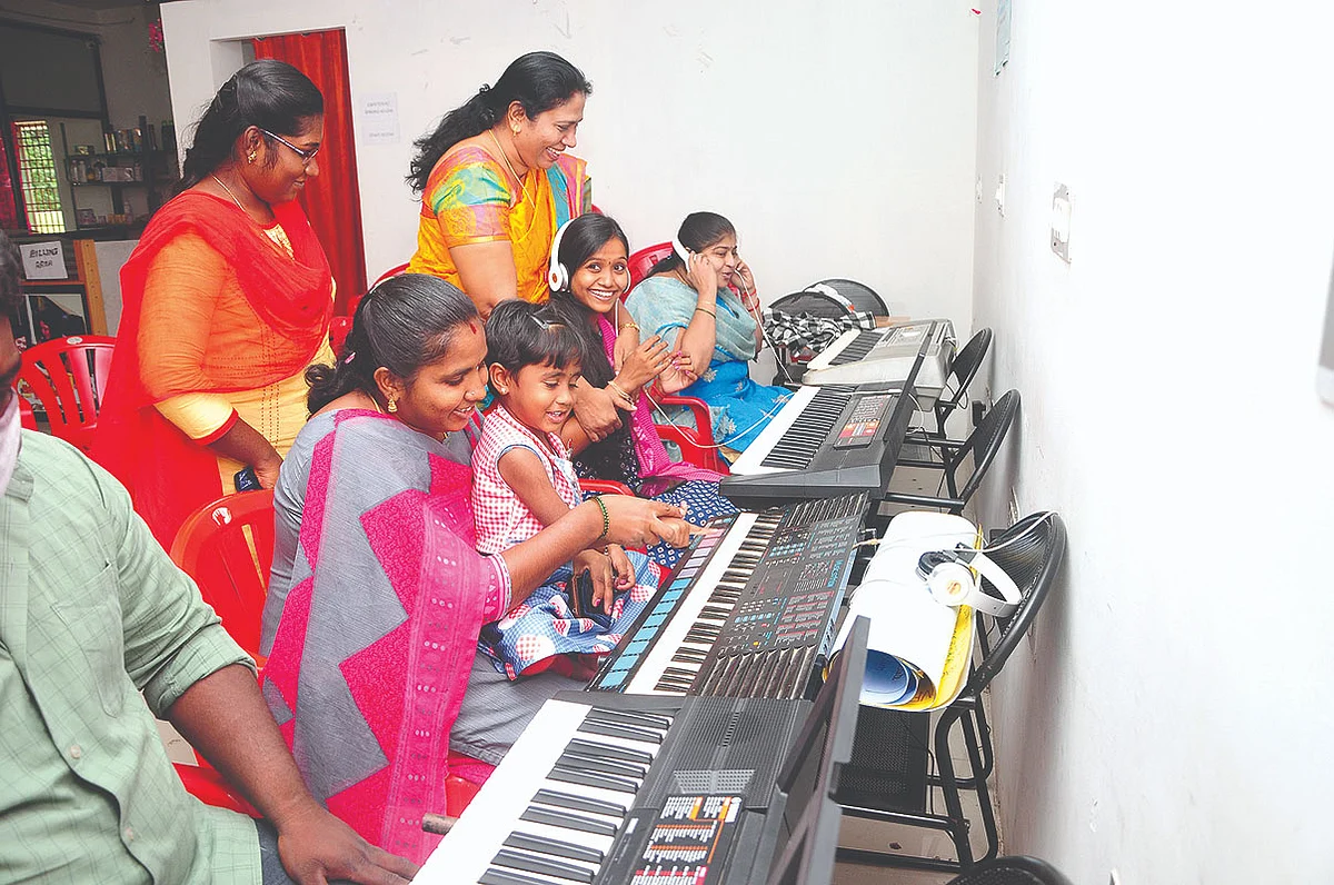சேவைப் பெண்கள்! : 4 - பிறர் வலிகளைத் தீர்த்து என் கவலைகளை மறக்கிறேன்!