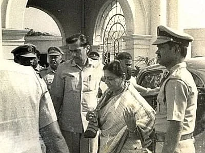 "சண்டைக்களமான சட்டமன்றம்" : சசிகலா, ஜெயலலிதாவின் உடன்பிறவா சகோதரியான கதை, அத்தியாயம் - 25