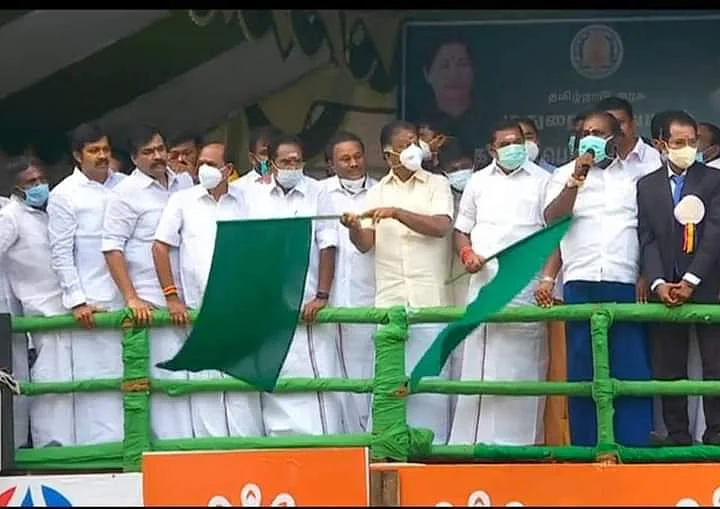 அலங்காநல்லூர் ஜல்லிக்கட்டைத் தொடங்கி வைத்தபோது...