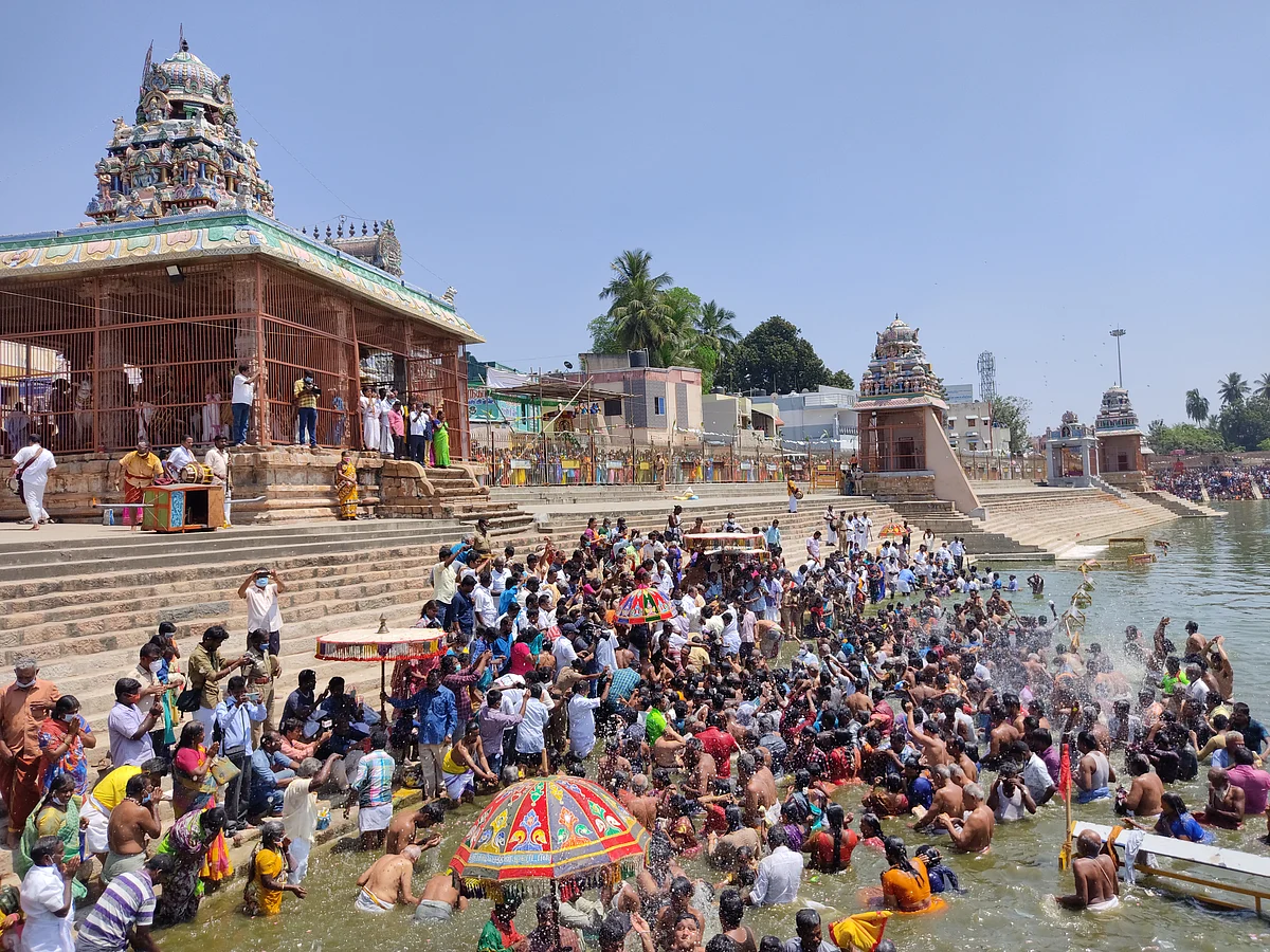 மாசிமகத் திருவிழா கும்பகோணம் மகாமக குளத்தில் ஆயிரக்கணக்கானோர் நீராடல்... பக்தர்கள் உற்சாகம்!