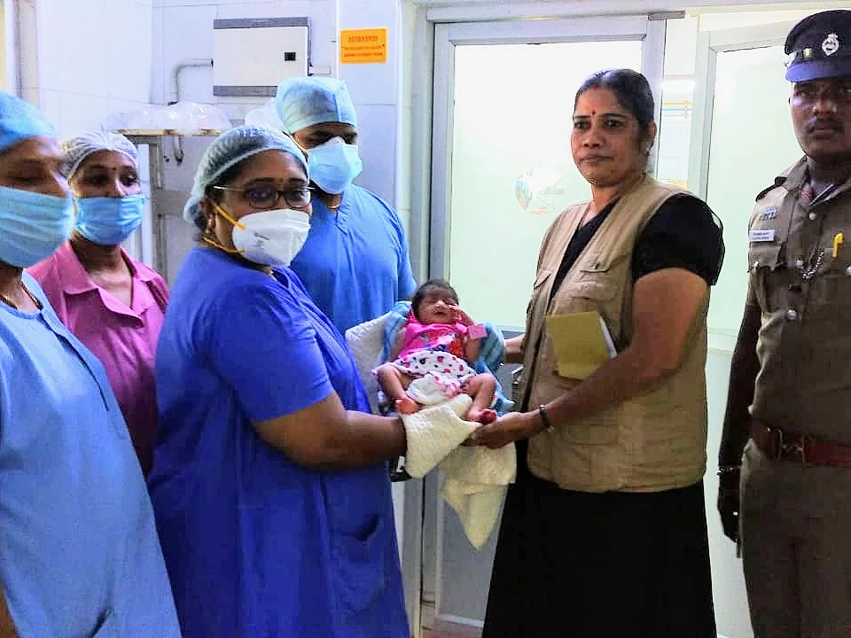 திருவள்ளூர்: கால்வாயில் பச்சிளம் குழந்தை, தாய்ப்பாலூட்டிய பெண்... நெகிழ்ச்சி சம்பவம்!