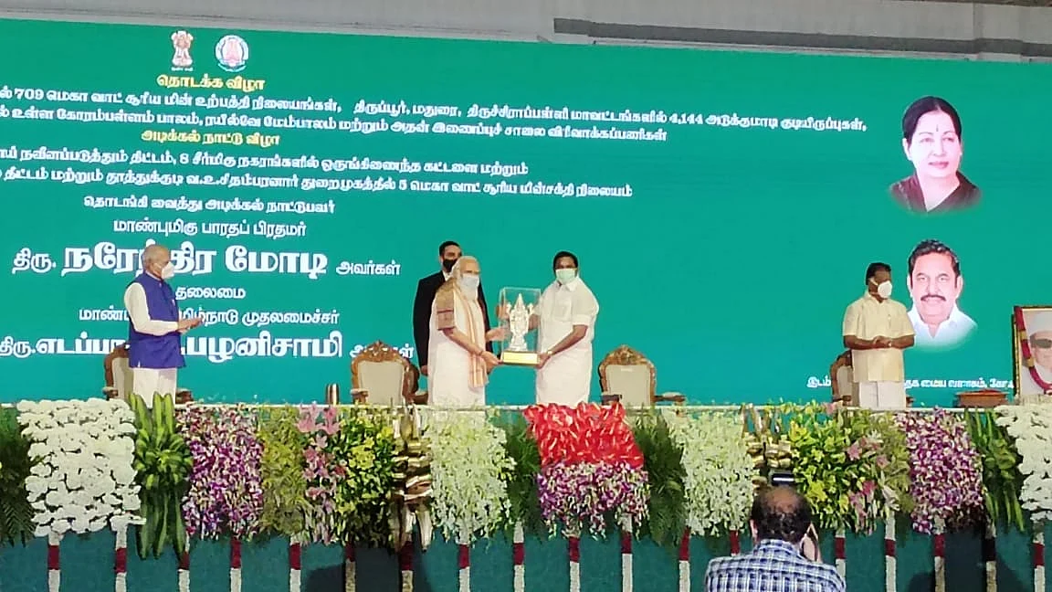விழா மேடையில் பிரதமர் மோடி, முதல்வர் பழனிசாமி