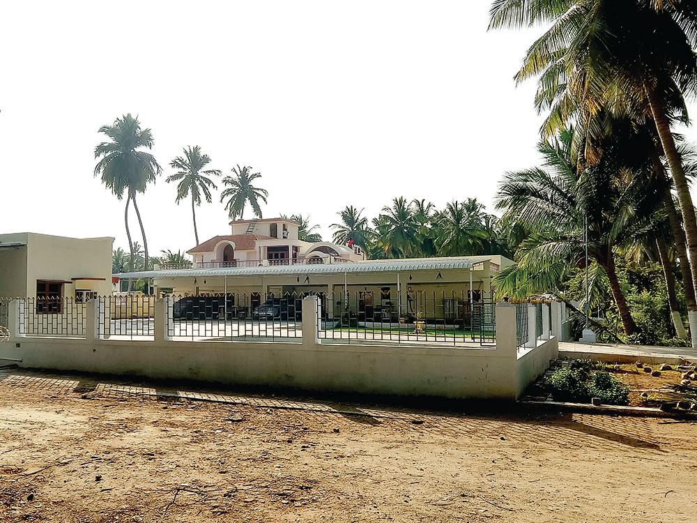 அமைச்சரின் பங்களா