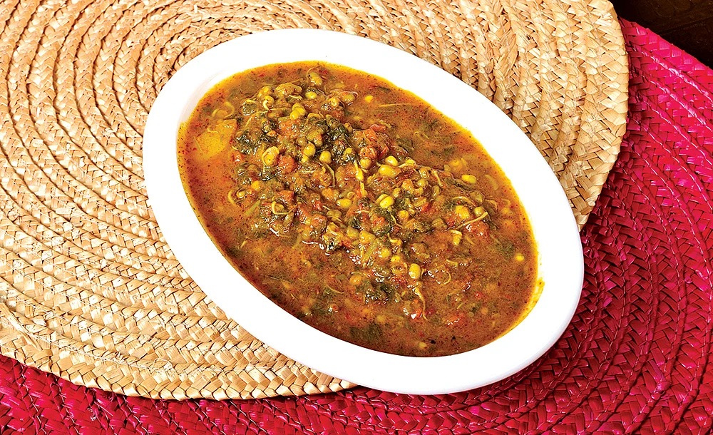 நீர்த்துப்போகாத மீன்குழம்பு... கமகம கீரைக்குழம்பு... நா ஊறும் நாட்டுக்கோழி ரசம்...
