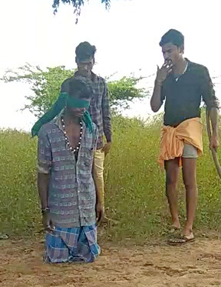 “இவன இங்கேயே தீ வெச்சு எரிங்கடா...” - இளைஞரைக் கட்டிவைத்து தாக்கிய கும்பல்
