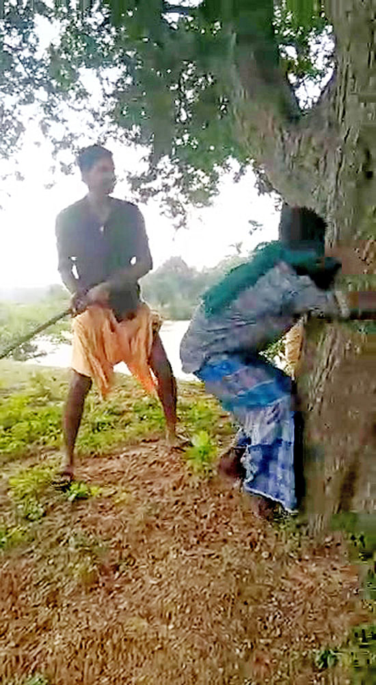 “இவன இங்கேயே தீ வெச்சு எரிங்கடா...” - இளைஞரைக் கட்டிவைத்து தாக்கிய கும்பல்