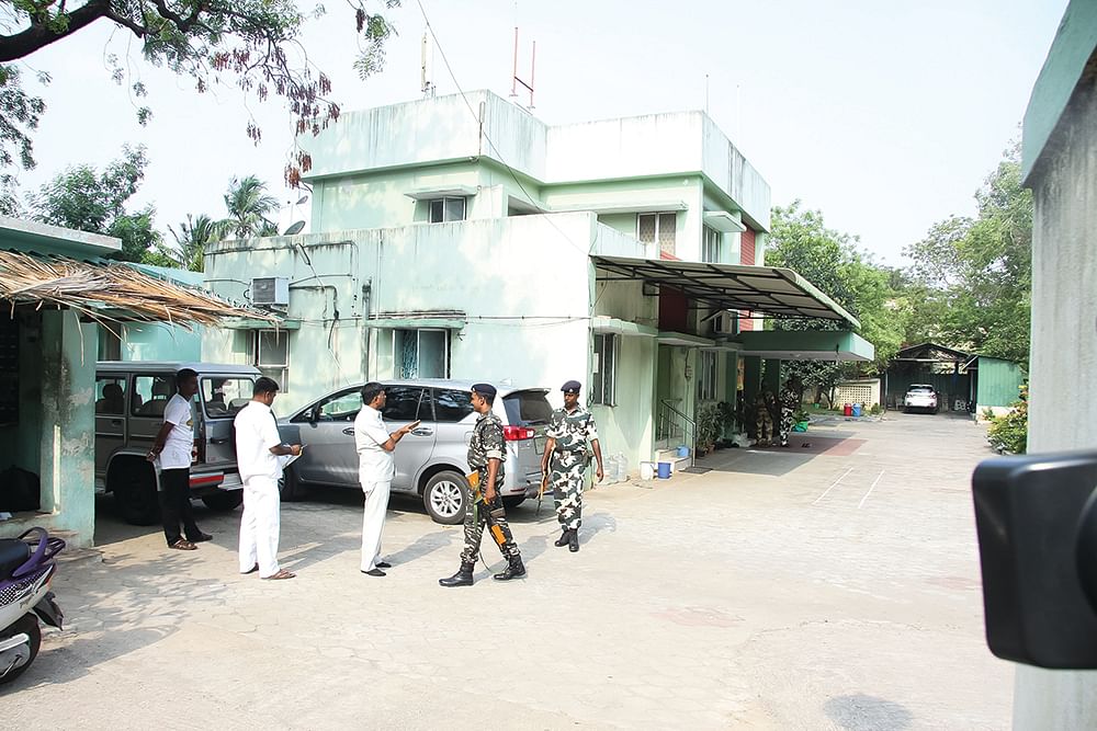 அமைச்சர் வீட்டில் நடந்த ரெய்டின் போது