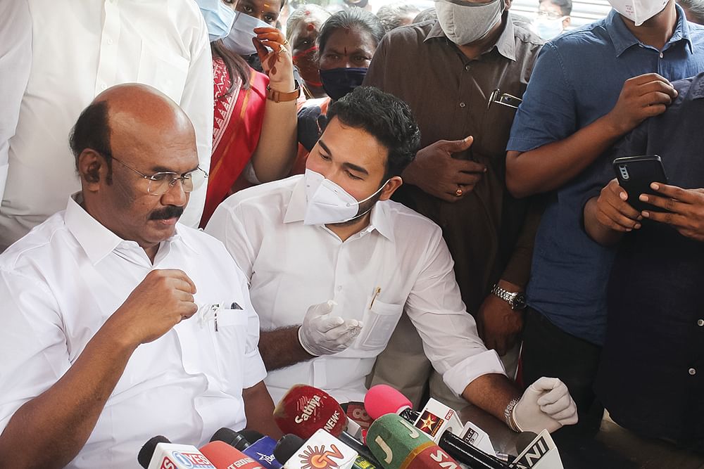 மந்திரி தந்திரி: ஜெயக்குமார்