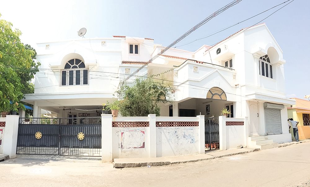 அமைச்சரின் பங்களா