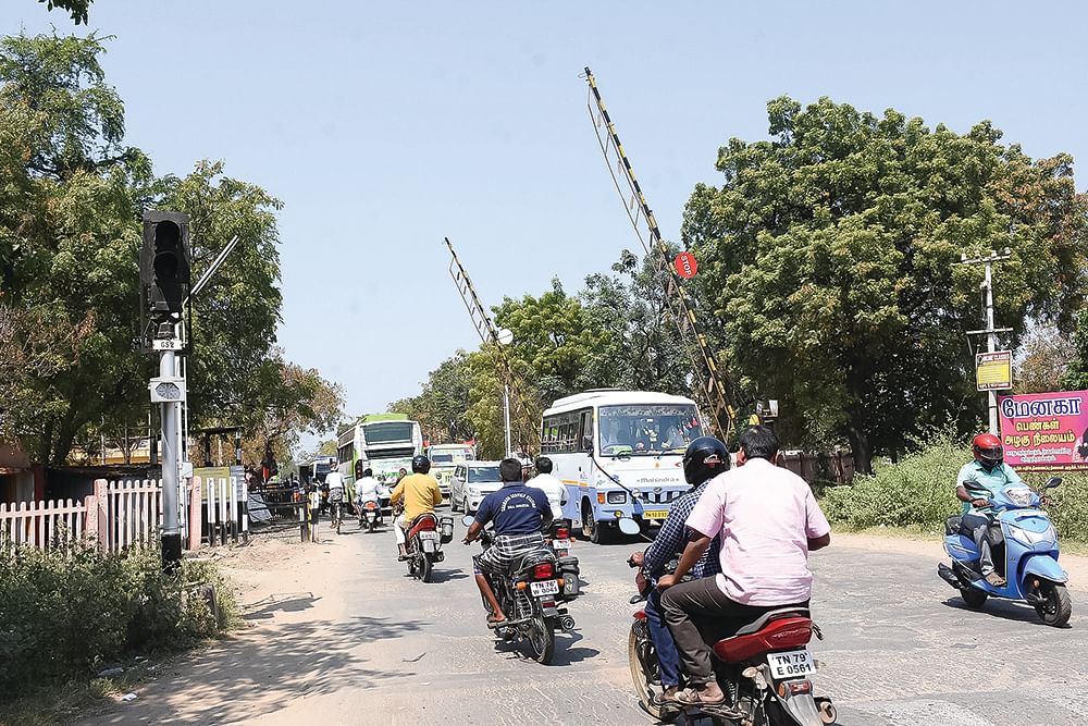பாலம் இல்லாத ரயில்வே கேட்