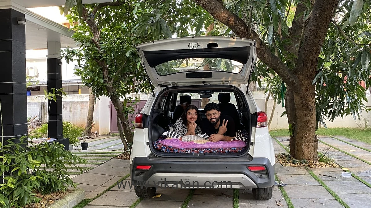 காரில் ஓய்வெடுக்கும் தம்பதி