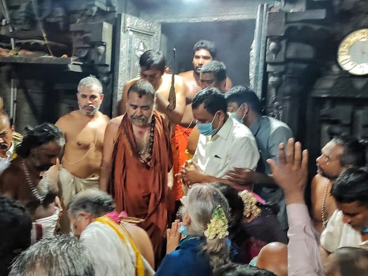 ராமேஸ்வரம் கோயில் கருவறைக்குள் விஜயேந்திரருக்கு அனுமதி மறுப்பு - குருக்கள் தடுத்ததால் பதற்றம்! 