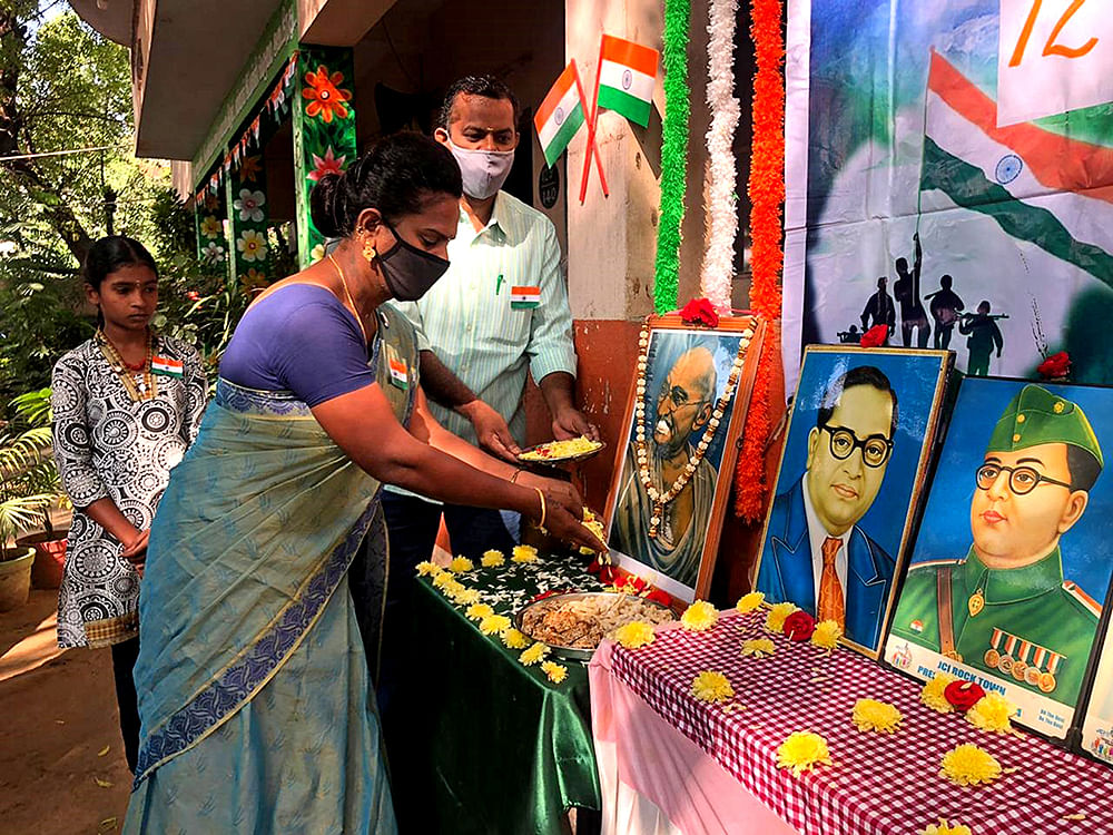 அவங்கள கிண்டல் பண்றது தப்புதானே?! - கொடியேற்றிய திருநங்கை, குழந்தைகளின் அன்பு!
