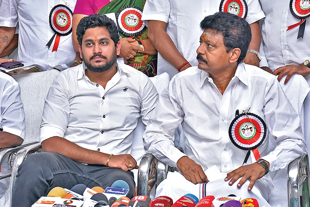 ஜெயானந், திவாகரன்