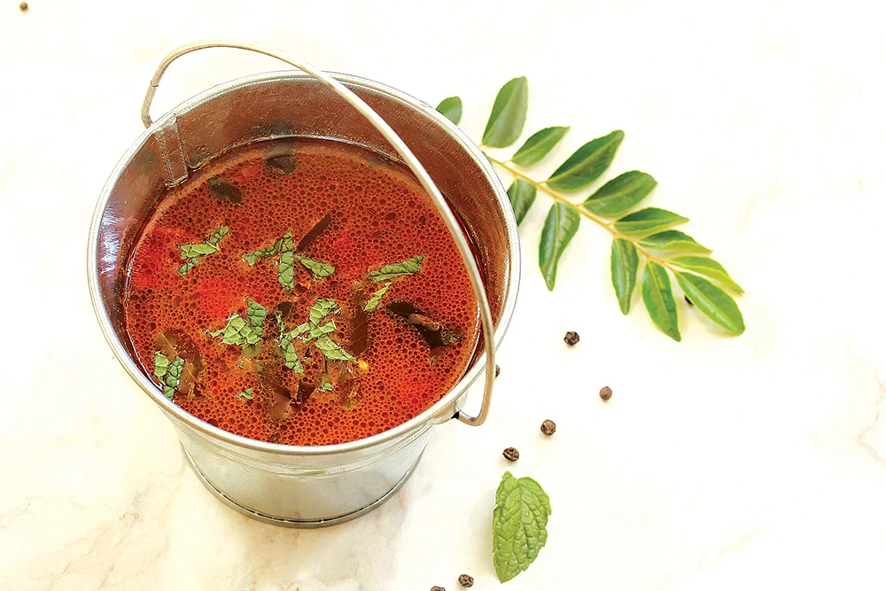 நீர்த்துப்போகாத மீன்குழம்பு... கமகம கீரைக்குழம்பு... நா ஊறும் நாட்டுக்கோழி ரசம்...