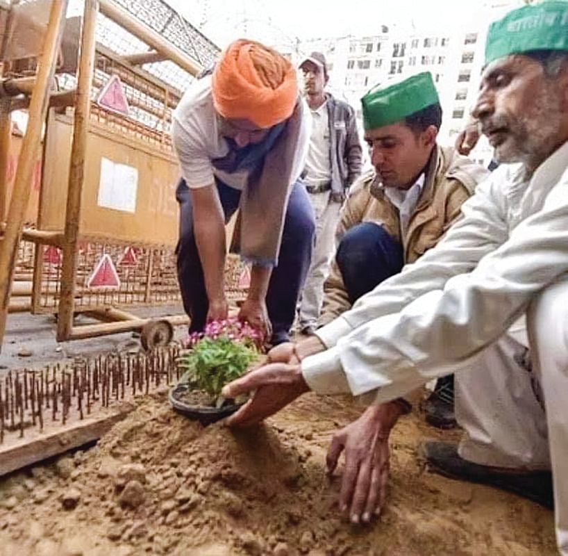 Farmers protest - முள்ளில் பூக்கும் போராட்டப் பூ!