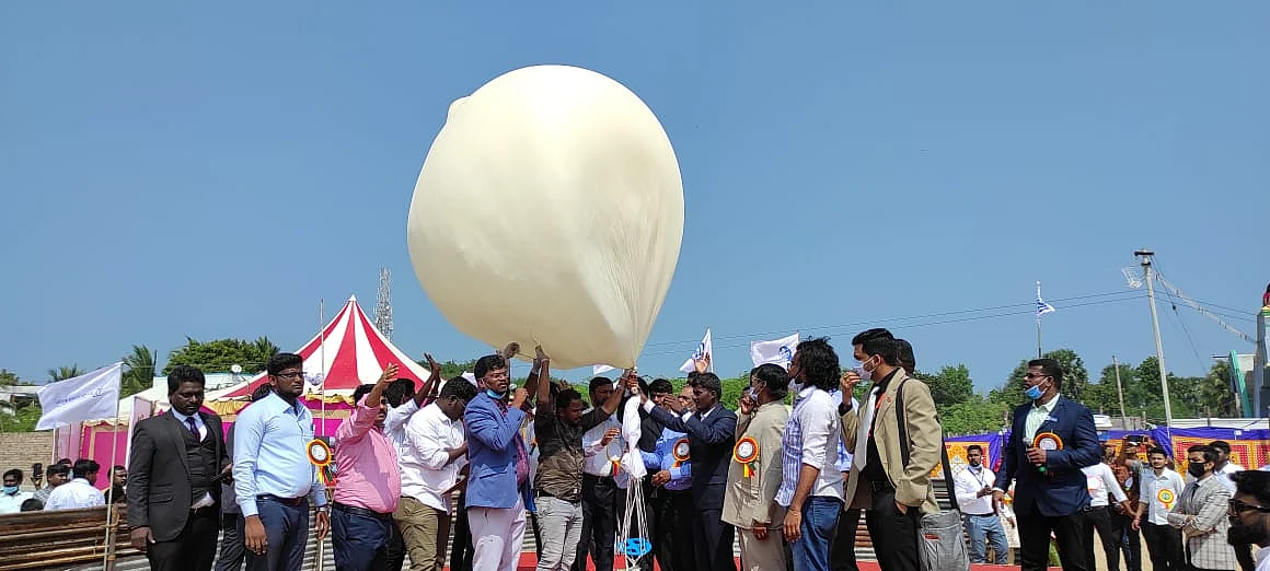 விண்ணில் பறக்க தயாரான செயற்கைக் கோள் பலூன்.