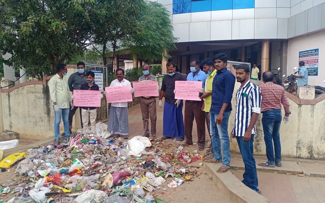 காரைக்குடி: நடவடிக்கை எடுக்காத நகராட்சி! - அலுவலகம் முன்பு குப்பைகளைக் கொட்டிய சமூக ஆர்வலர்கள்
