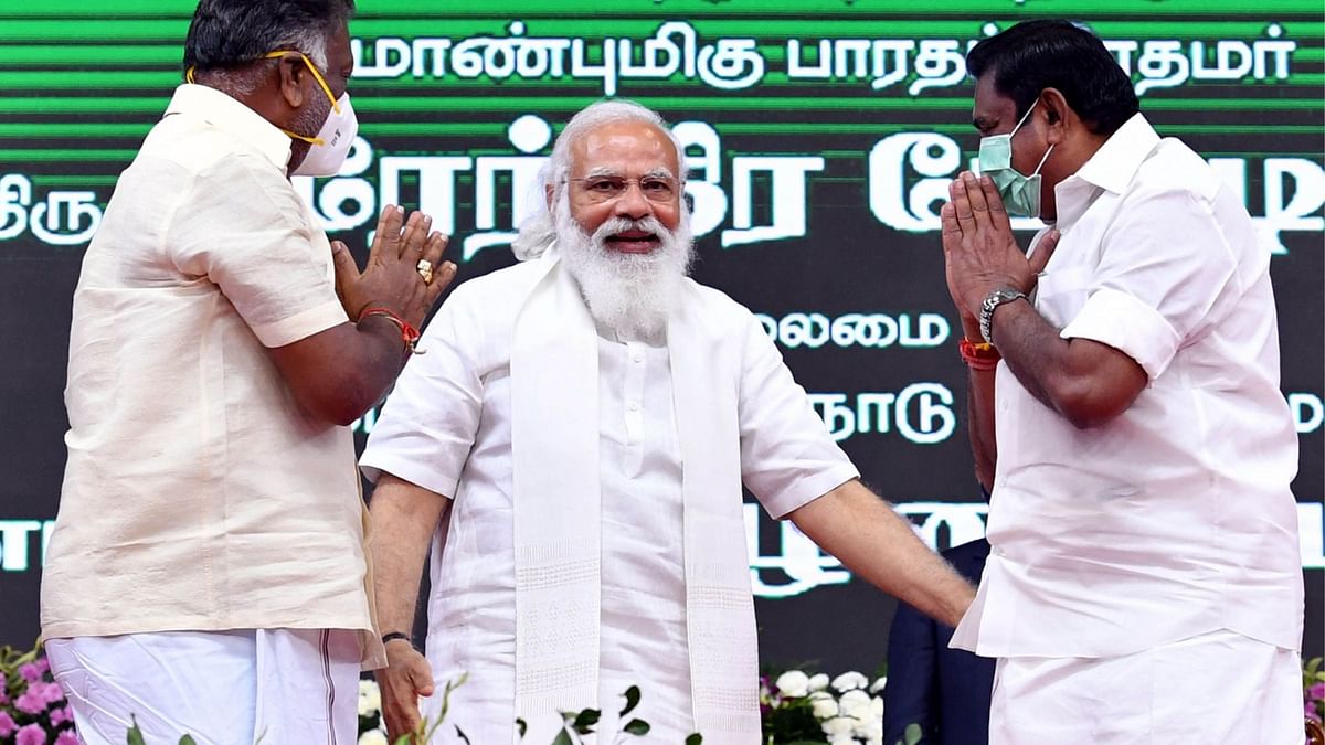 ஓ.பன்னீர்செல்வம் - மோடி - எடப்பாடி பழனிசாமி