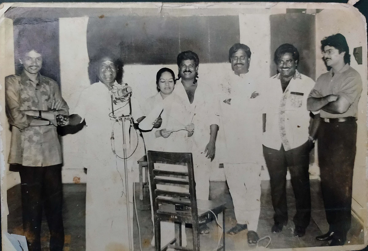 தேக்கம்பட்டி சுந்தர்ராஜன் பாடல் பதிவின்போது...