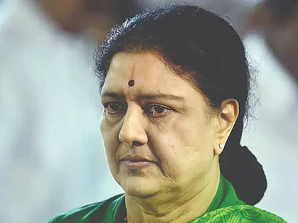`எம்.ஜி.ஆர் வீடு; ராமாவரம்; ஜெயலலிதா நினைவிடம்'- அதிமுக கொடியையேற்ற சசிகலாவின் அதிரடி ப்ளான்!