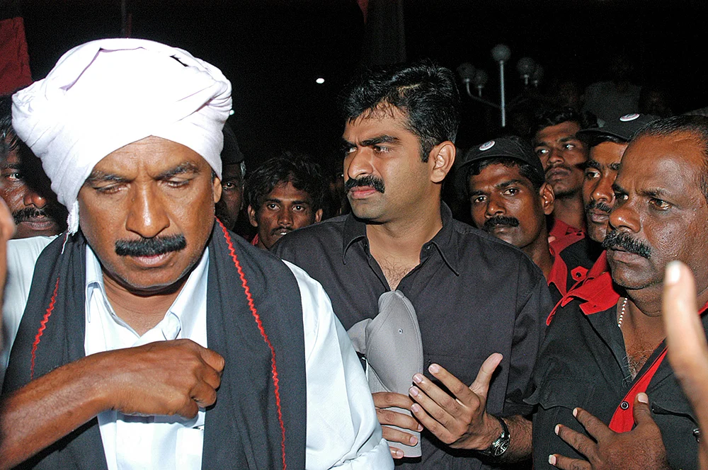 மிஸ்டர் கழுகு: கலெக்டர்களை மிரட்டி கலெக்ஷன்! - போலி சி.பி.ஐ டீம் கைங்கர்யம்...