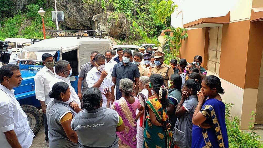 “பத்து வருஷமா வராதவரு... இப்ப மட்டும் எதுக்கு வர்றாரு?”