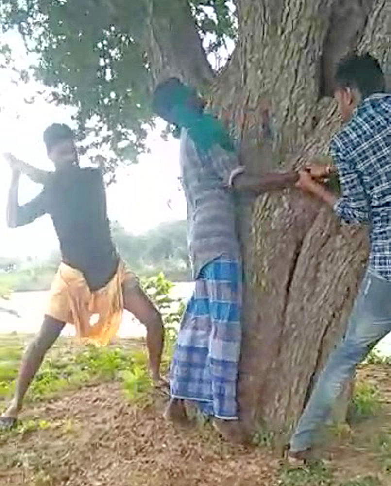 “இவன இங்கேயே தீ வெச்சு எரிங்கடா...” - இளைஞரைக் கட்டிவைத்து தாக்கிய கும்பல்