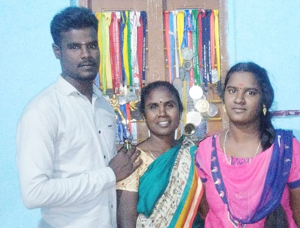 மகன் மற்றும் மகளோடு கீதா
