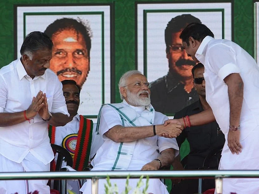 அதிமுக: குழம்பிய குட்டை... வலுவாகக் காலூன்ற பார்க்கிறதா பாஜக?!