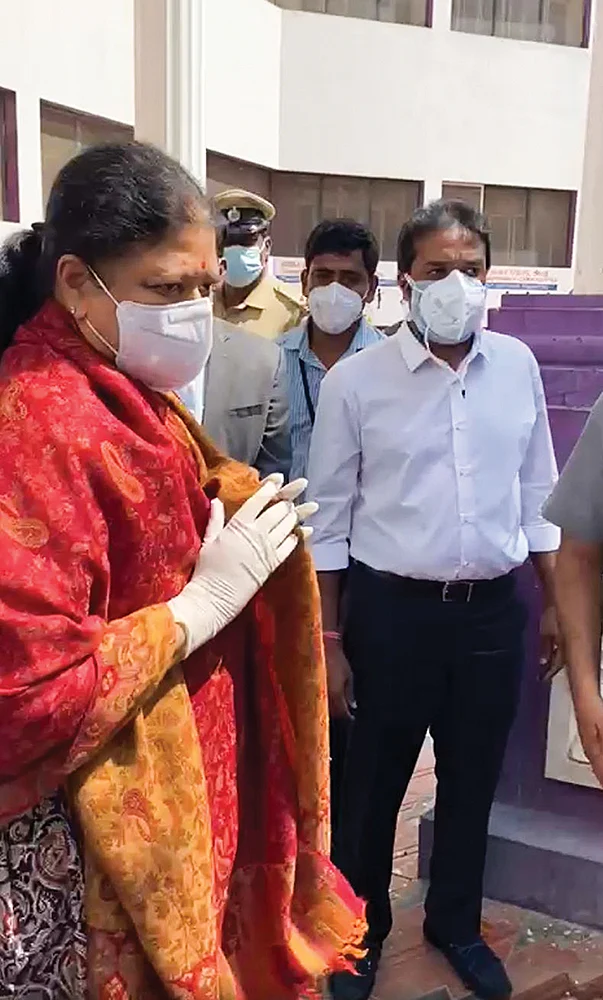 மிஸ்டர் கழுகு: கலெக்டர்களை மிரட்டி கலெக்ஷன்! - போலி சி.பி.ஐ டீம் கைங்கர்யம்...
