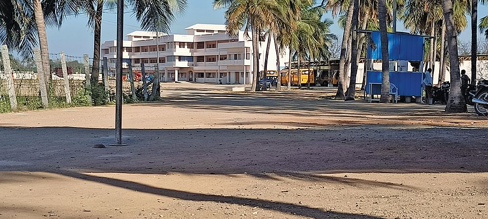 அமைச்சருக்கு சொந்தமான பள்ளி
