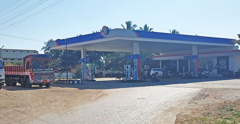 அமைச்சருக்கு சொந்தமான பெட்ரோல் பங்க்