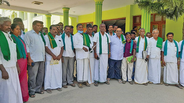 அணைகட்ட வலியுறுத்தி மாவட்ட ஆட்சியரிடம் கோரிக்கை