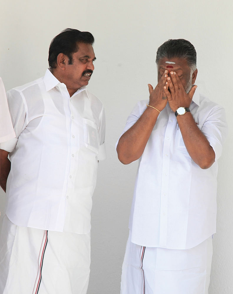 இடறிய எடப்பாடி... டபுள் கேம் பன்னீர்!