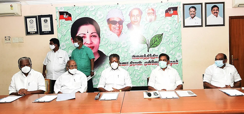 “வதம் செய்வேன்!” - புது ஆயுதம் எடுக்கும் சசி...