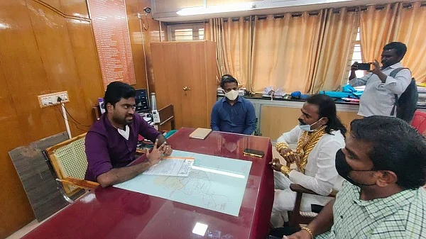 அதிகாரிகளுடன் பேச்சுவார்த்தை