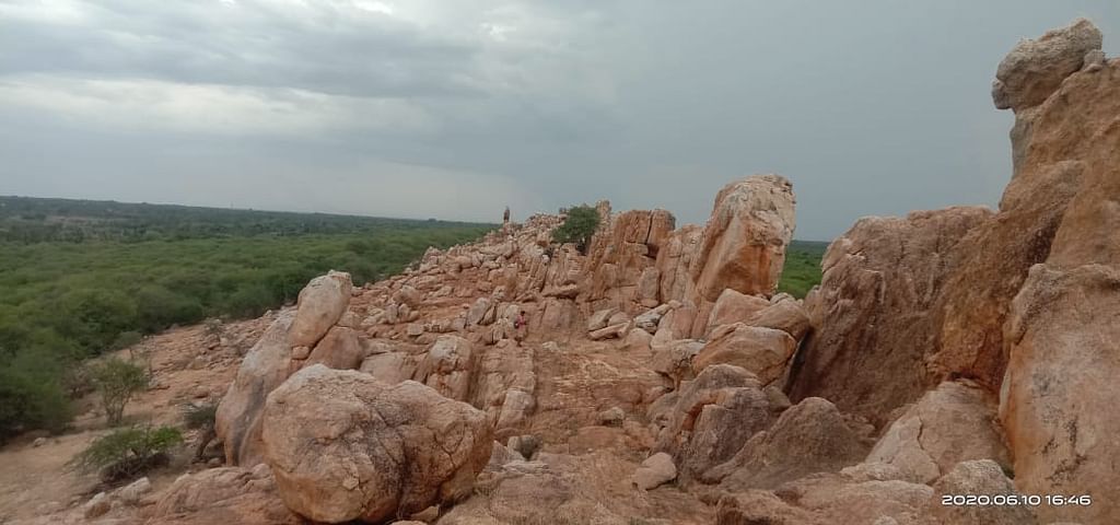 காற்றில் சிதையும் பாறைகள்