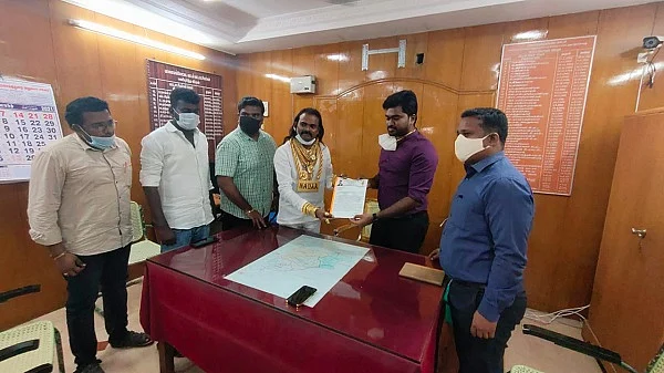 தேர்தல் அதிகாரியிடம் மனு அளிப்பு