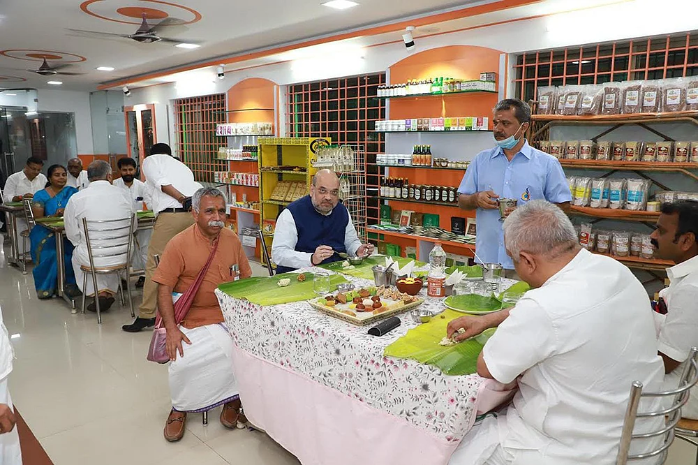 அமித் ஷாவுடன் உணவருந்தும் கேசவ விநாயகம், பி.எல்.சந்தோஷ்