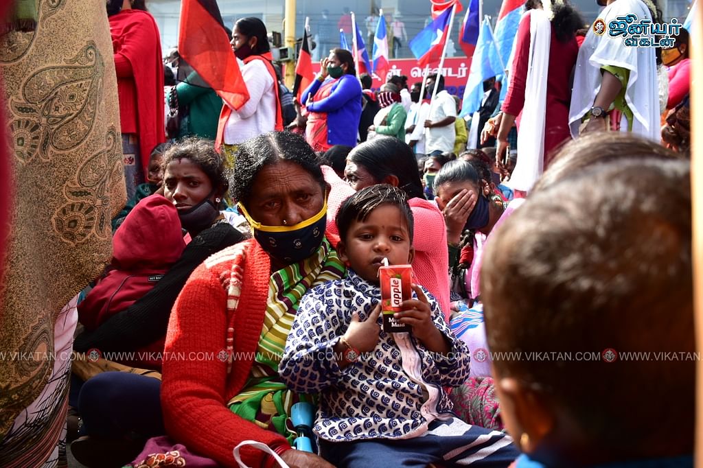 அரசியல் கூட்டத்தில் பெண்கள்