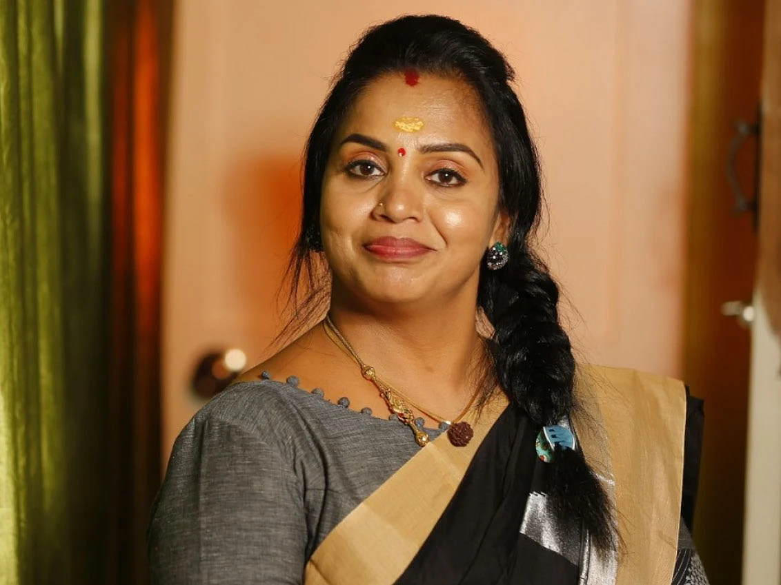 ‘கீர்த்திமா லவ் யூ ...’ - இணையம் மூலம் இதயங்களை வென்ற ‘அடிதூள்’ ஆன்ட்டி