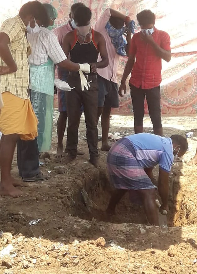 வீட்டின் அருகே சடலத்தை மீட்க தோண்டப்பட்ட குழி.